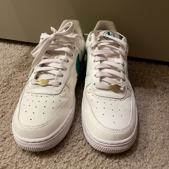 Nike Air Force 1 '07 40th anniversary sneakers in sail white and malachite green - Picture 3 of 5